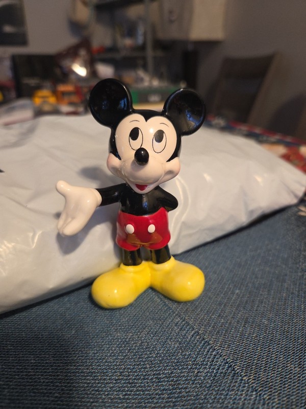 Walt Disney porcelain Figurine Mickey Mouse Guess Which Hand Official 4" vintage