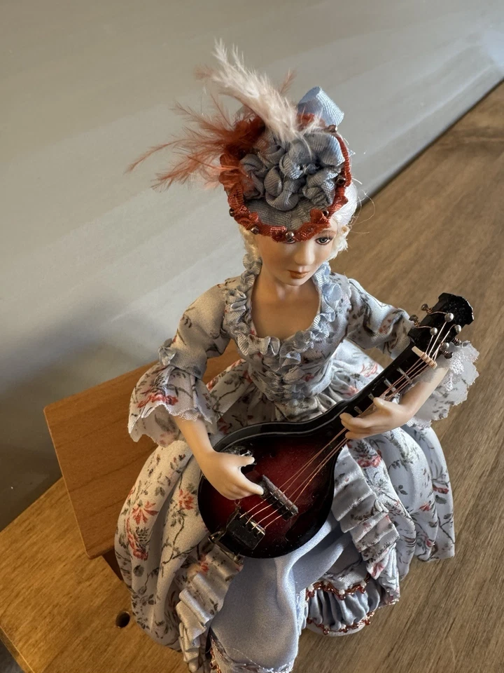 Elegante muñeca artística escala 1:12 - músico sentado en vestido estilo rococó con mandolina Foto 4 de 4