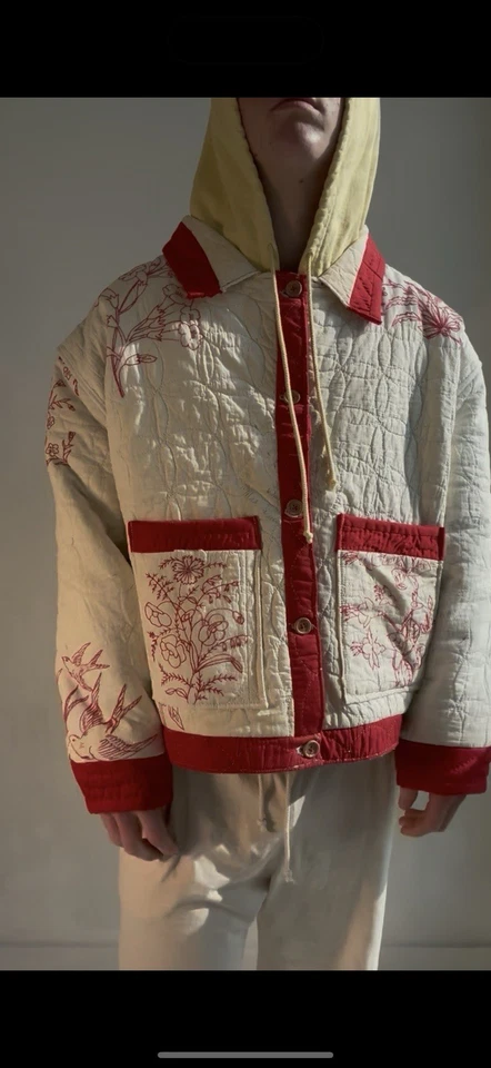 Chaqueta acolchada hecha a mano Redwork con estilo de Bode Foto 4 de 4