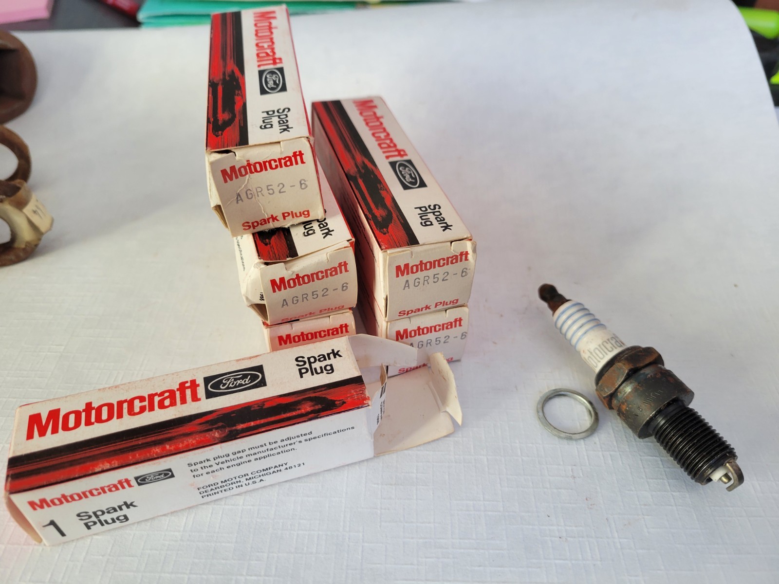 VINTAGE OLD STOCK MOTORCRAFT FORD AGR 526 SPARK PLUG SET 6