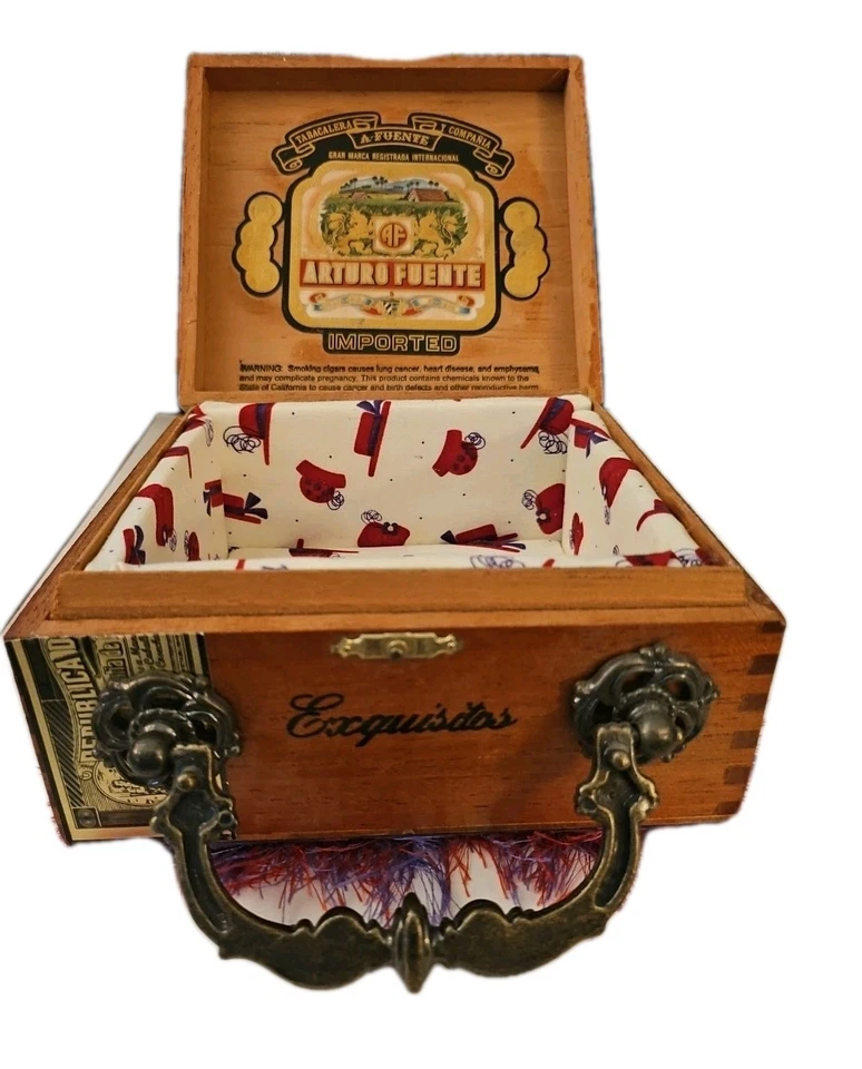 Cartera caja cigarros sombrero rojo Foto 3 de 4