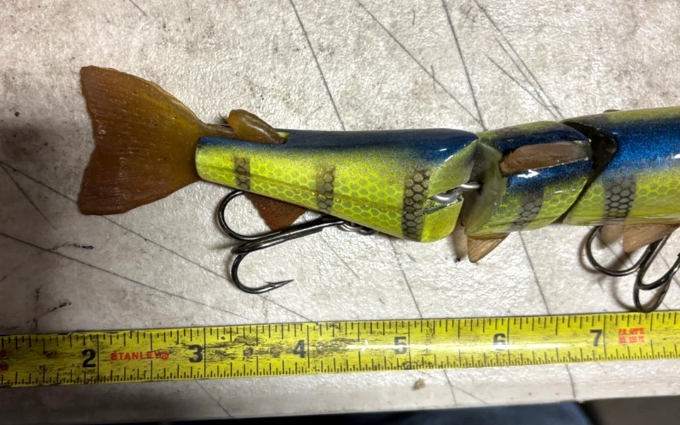 Señuelos de natación articulados de madera mate señuelos increíblemente detallados cebos Muskie Foto 3 de 4