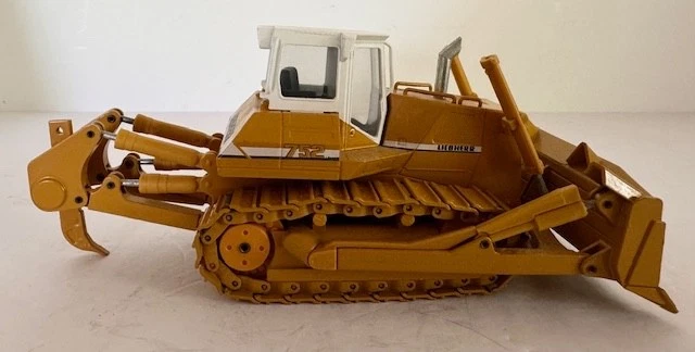 1:50 Liebherr PR 752 Litronic Crawler Dozer #2806 By Conrad - Image 2 of 4
