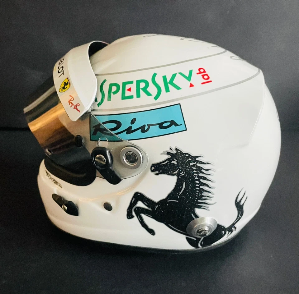 Casco originale Arai in scala 1:2 di Sebastian Vettel - Ferrari 2018 - Immagine 2 di 4