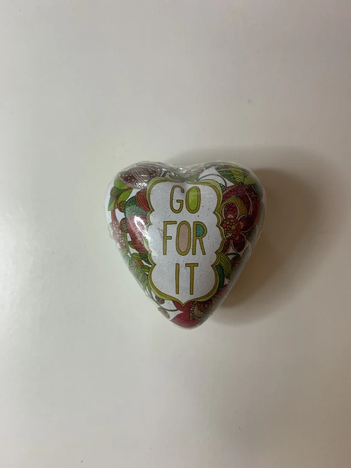 Estatueta Go for It floral vermelha 2x2 pedra resina colecionável arte coração bolso ficha - Imagem 2 de 3