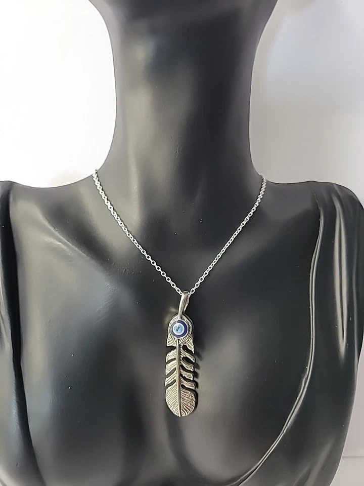 Pingente de colar vintage tom prata pena pedra azul fantasia joia - Imagem 3 de 4