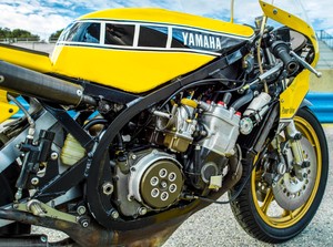 24-034-X-30-034-High-Definition-PHOTOGRAPH-Poster-Kenny-Roberts-1980-Yamaha-Engine