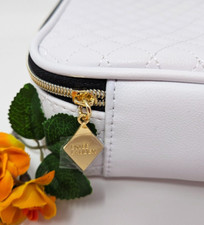     Gorgeous Est e Lauder white makeup carrying case with handle  zipper