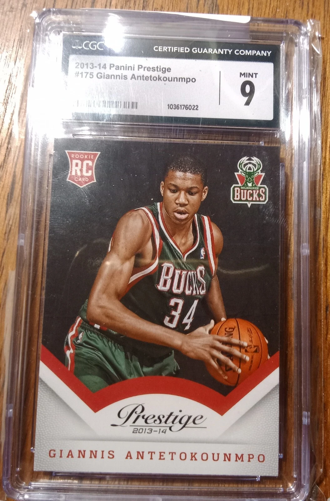 Giannis Antetokounmpo trading card