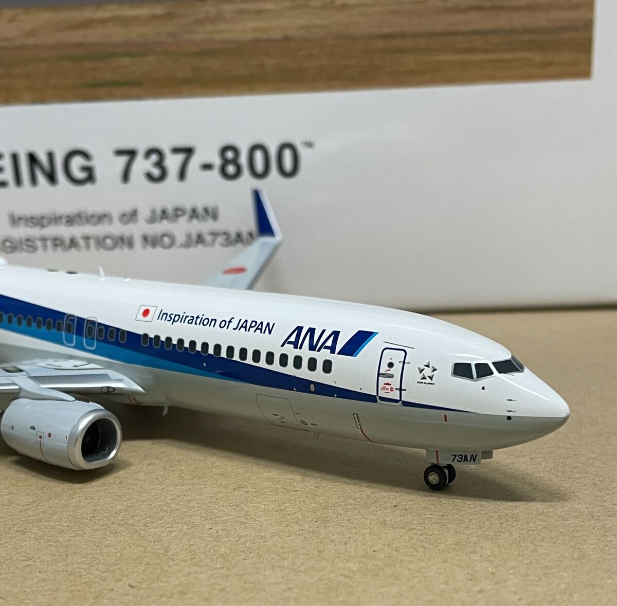 1/200 ANA Boeing 737-800 JA73AN DIECAST model with RWY Base 1/200 ANA Boeing 737-800 JA73AN DIECAST model with RWY Base