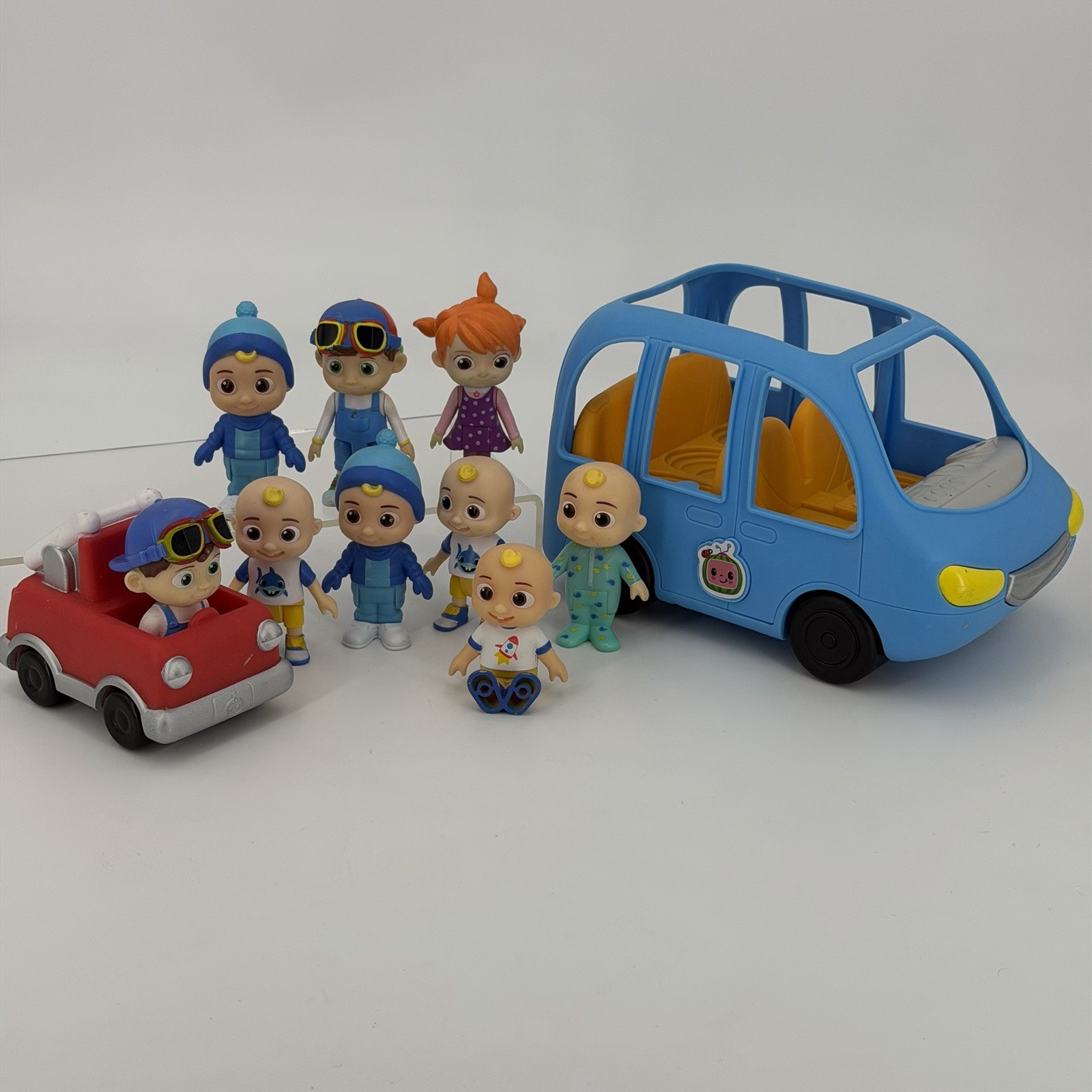 CoComelon 8” Blue Deluxe Family Fun Car w/ Sounds & 8 Figures 2021 Moonbug Toys