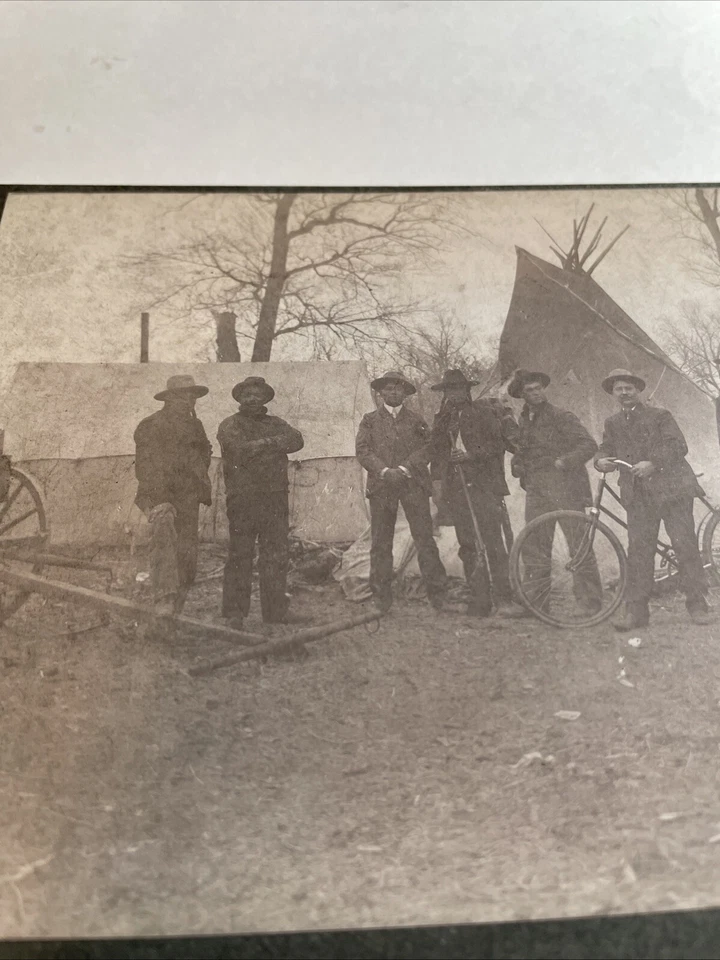 ANTIGUA TARJETA DE GABINETE DOS CABALLEROS INDIOS, BICICLETA, VAGÓN, TIENDA, TIPI OKL 1892 Foto 3 de 4