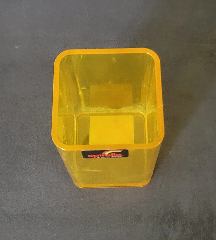 Vaso dental Cubo Clear Yellow. Diseño rectangular, transparente Foto 2 de 3