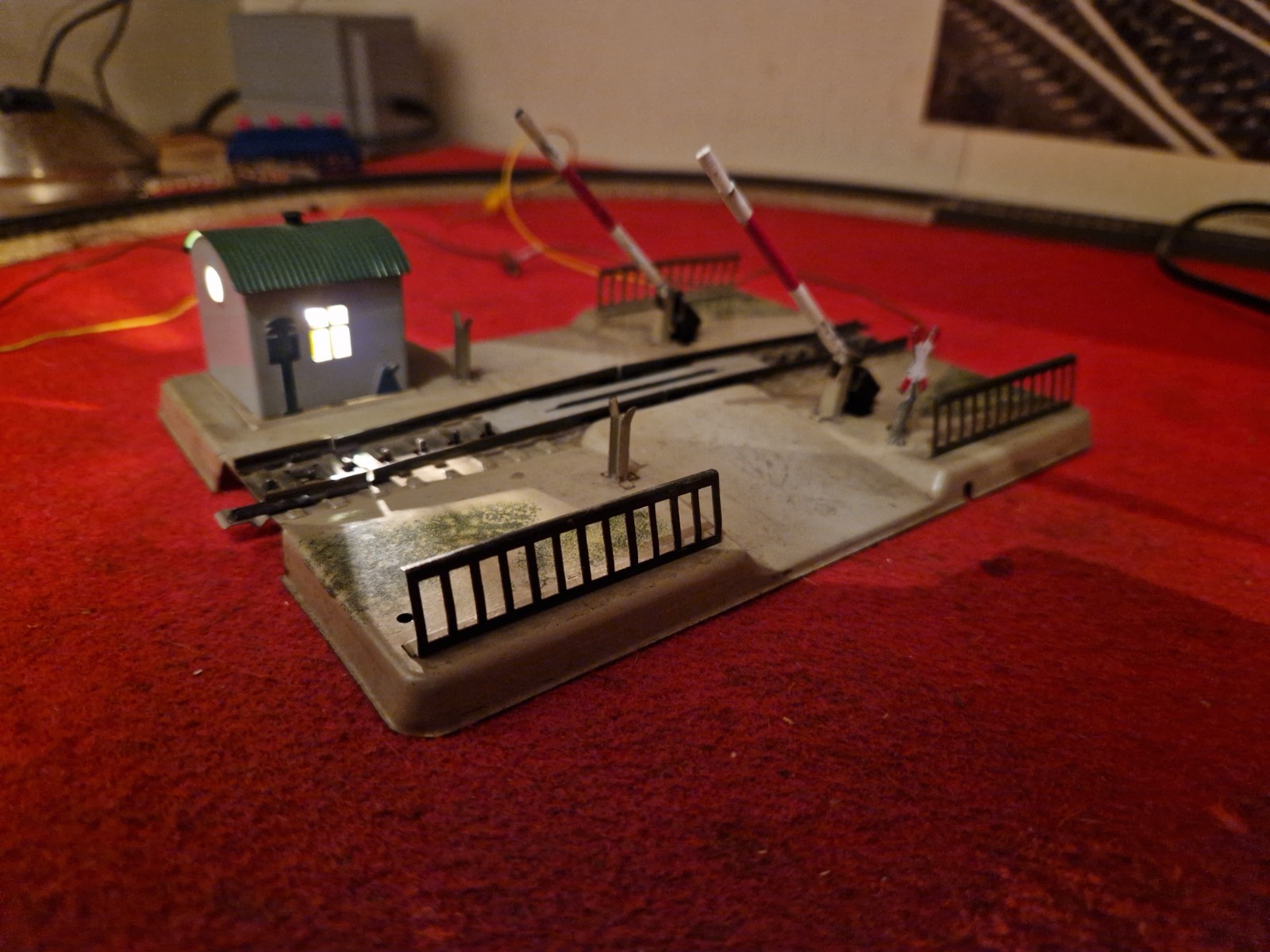 Märklin 7390 Passaggio a livello H0 2 sbarre con casotto illuminato AC