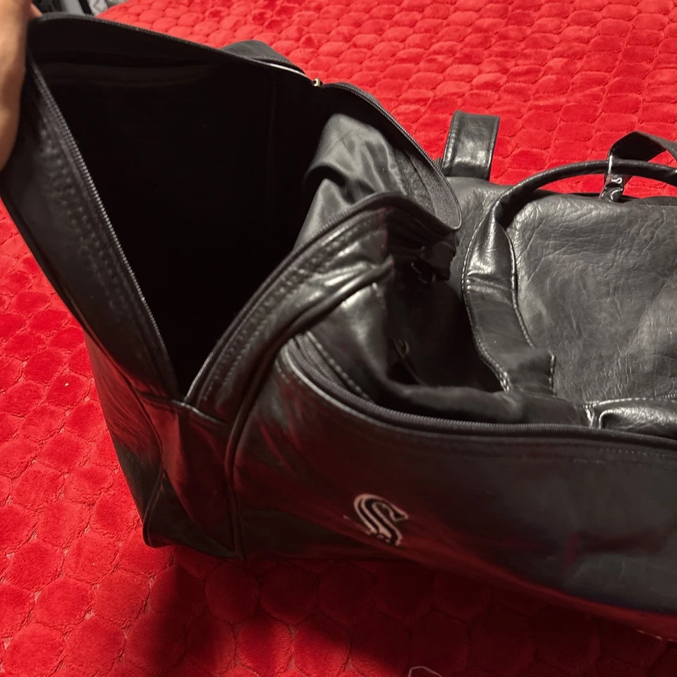 复古 70 年代 Wilson 黑色皮革行李袋双手柄带肩带二手状况完好 — 第 3/4 张图片