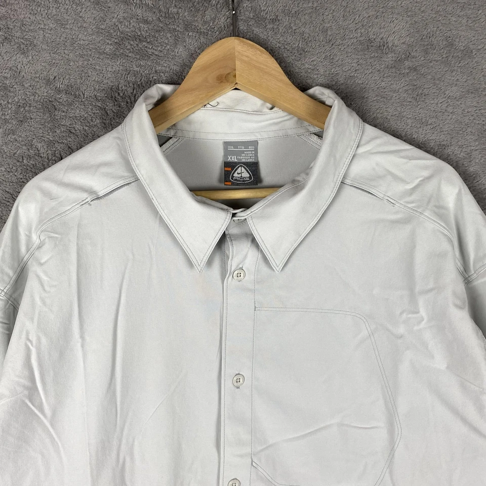Camisa Nike ACG para Hombres 2XL Gris Claro Manga Larga Con Botones Elastizada Exterior Foto 2 de 4