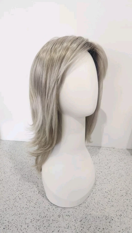 Peluca en capas Hope de Henry Margu corona monofilamento 10/613GR limitada rubia ceniza clara Foto 2 de 4