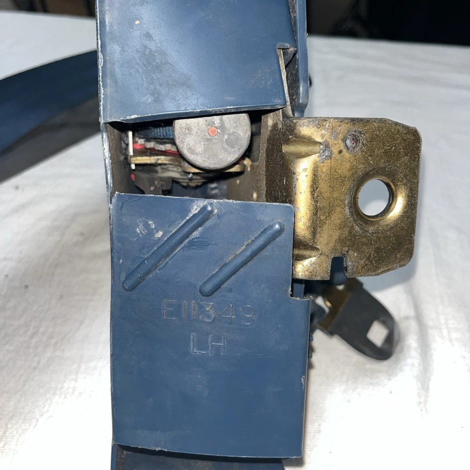 Retractor de cinturón de seguridad de pasajero en azul para camionetas Chevy/GMC C10/R10 1973-1987 Foto 4 de 4