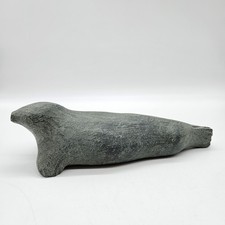 Scultura in pietra vintage Inuit Seal intagliata e firmata a mano, Eschimese Art Canada 9,5"