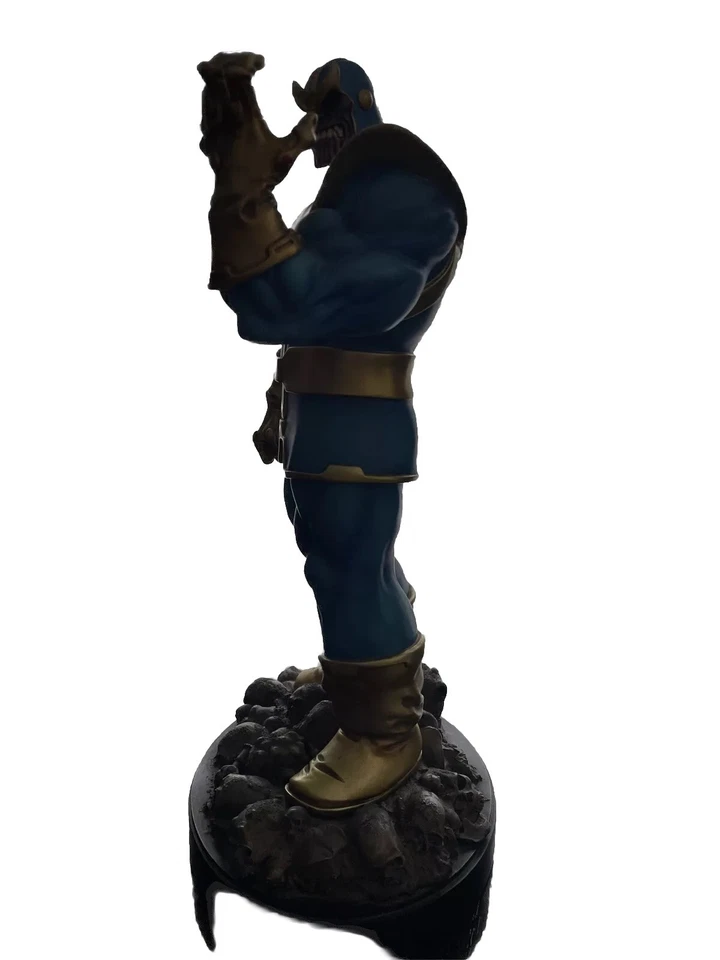 Estatua pintada de Thanos, diseño Randy Bowen Foto 2 de 3