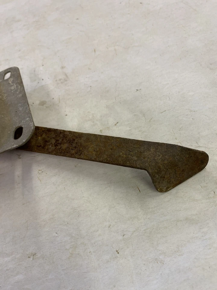 1947 1948 1949 1950 1951 1952 1953 Chevrolet Truck capó pestillo nuevo en stock Foto 3 de 4