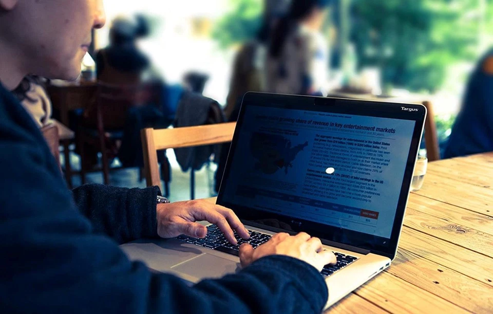 Targus Magnetic Privacy Screen Filter for 15.4-Inch Apple MacBook Pro 2017 2018 - Image 4 of 4