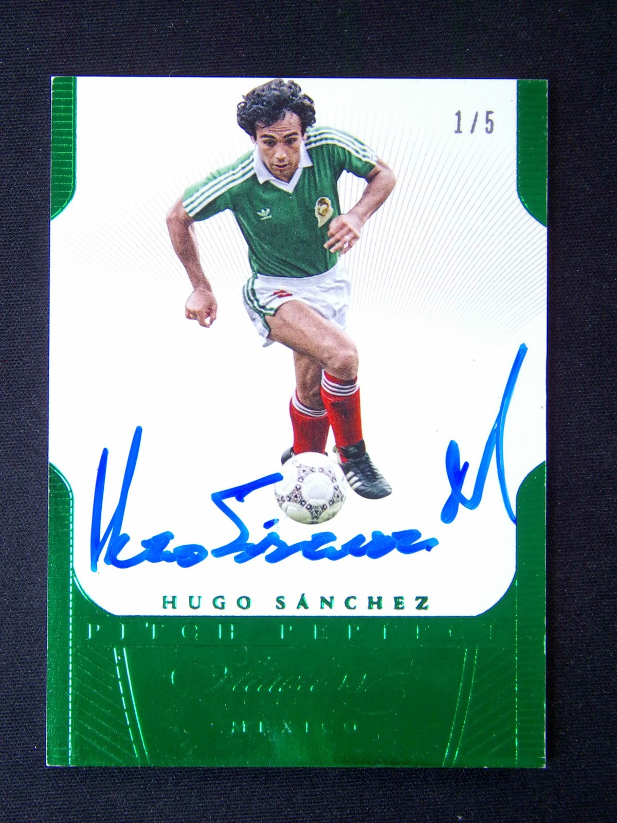 1/5≈1/1 2015-16 Panini Flawless Hugo Sanchez Auto Emerald view 1