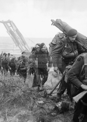 ROYAL MARINE COMMANDOS SWORD BEACH NORMANDY D-DAY 1944 5X7 PHOTO