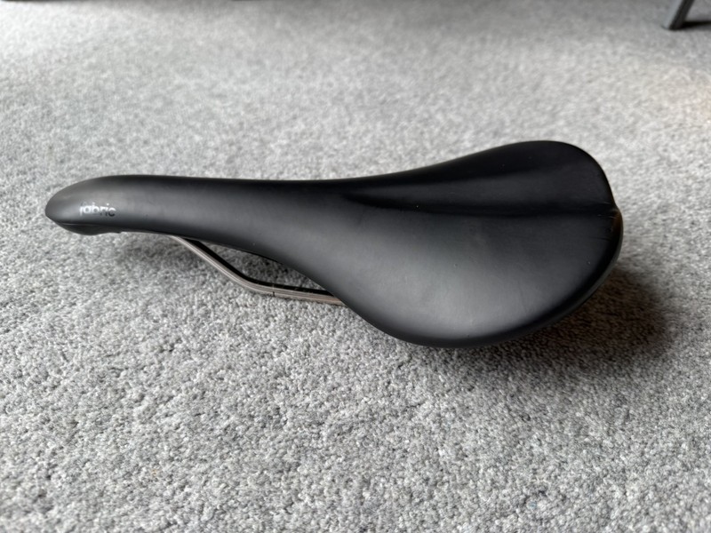 FABRIC Scoop Elite Flat Bicycle Saddle - Hardly used - 142 mm Road / Gravel