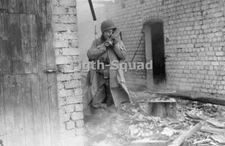 WW2 Picture Photo US commander with SCR-536 walkie-talkie 7818