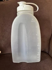 Rubbermaid 2 Quart 64 Oz Servin Saver Drink/Beverage Pitcher/Bottle White Lid