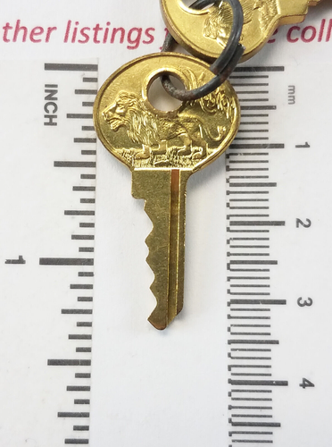 (2) Vtg MASTER Lock Co P761 Padlock Key Walking Lion Era Matching Set P-761 - Picture 4 of 6