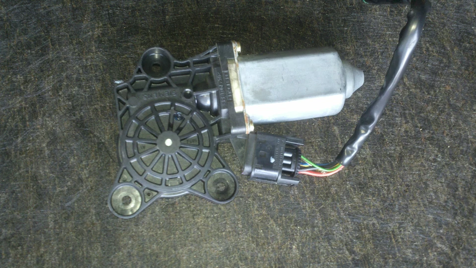 W215 2000-2006 Mercedes Benz CL500 CL55 CL600 CL65 RIGHT FRONT WINDOW MOTOR  - Image 2 of 2