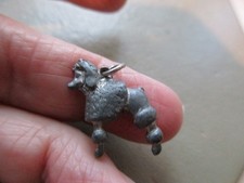 ANTIK VINTAGE ALT DUNKEL SILBERFARBEN PUDEL HUND ANHÄNGER CHARM ANHÄNGER ARMBAND NIEDLICH