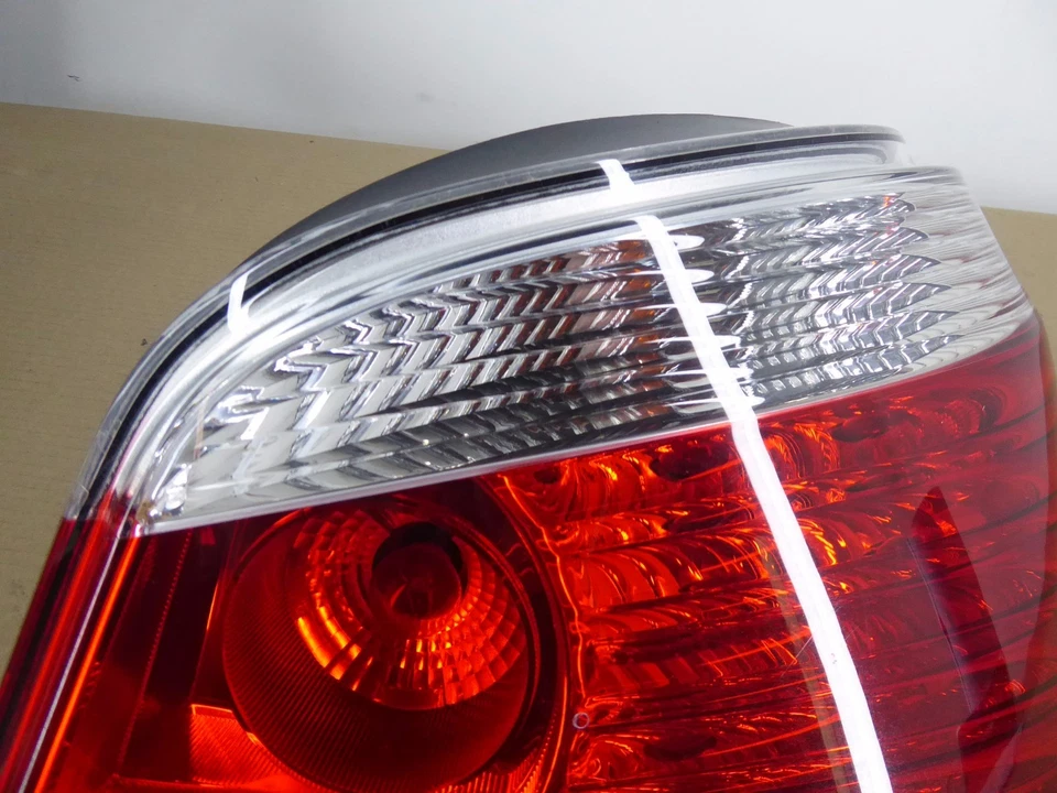 LUZ TRASERA DERECHA DEL LADO DEL PASAJERO BMW E60 OEM LUZ TRASERA EN PANEL GIRO CLARO Foto 3 de 4