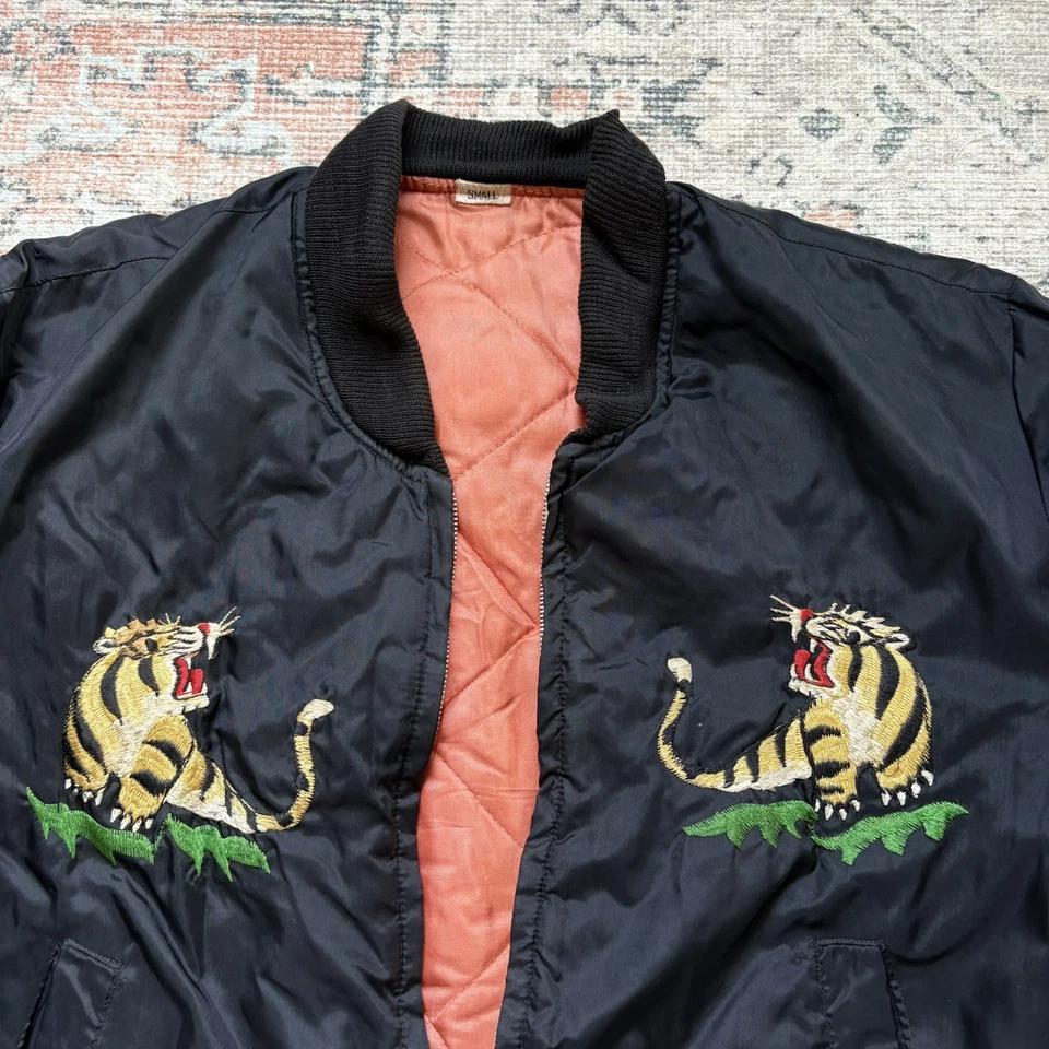 复古 20 世纪 60 年代/70 年代朝鲜战争尼龙手工缝制纪念品轰炸机夹克 — 第 2/4 张图片