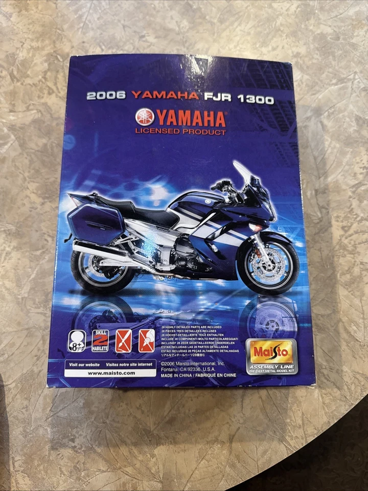 Yamaha FJR 1300 2006 modelo de motocicleta 1:12 Foto 4 de 4