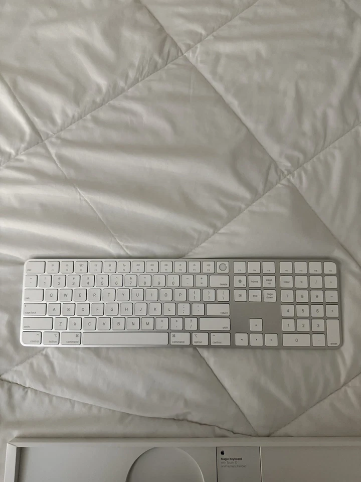 Apple Full Size Magic Keyboard - Image 2 of 4