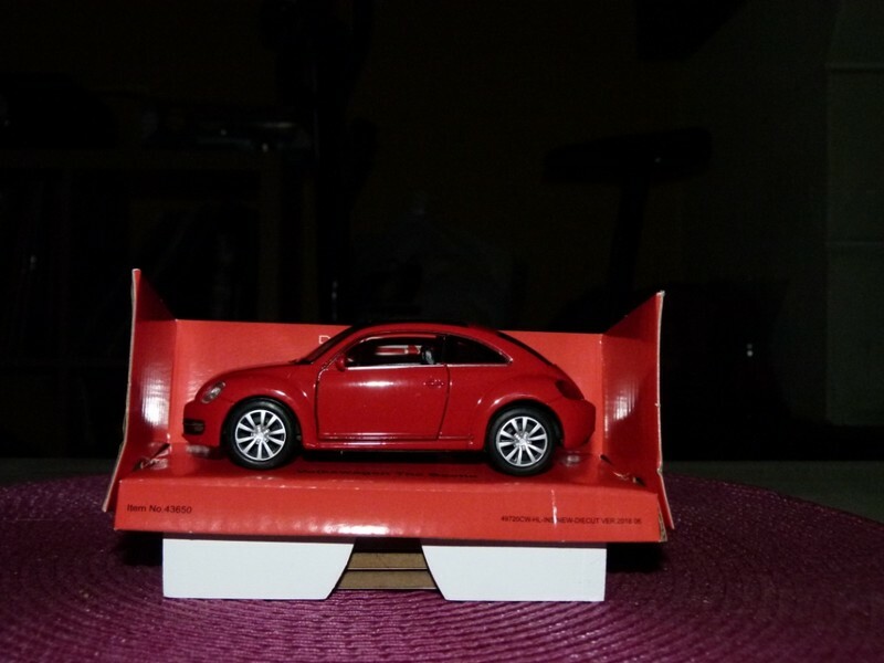 Miniature VW Beetle 1960 Hippie Welly 1/43 - Rose - Métal Et Plastique - Occasion