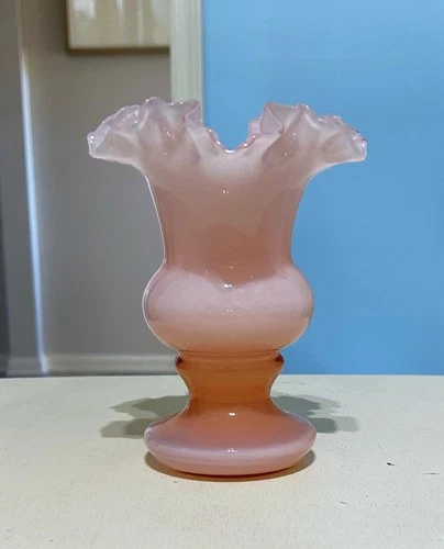 BEAUTIFUL FENTON GLASS PEACH / PINK CASE RUFFLED VASE...MUST SEE