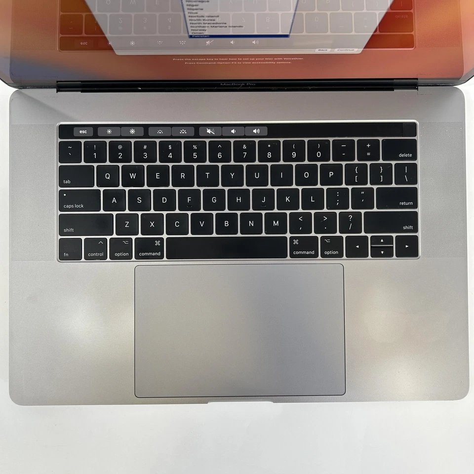 MacBook Pro 15 Touch Bar Gray 2017 2.9 GHz i7 16GB 1TB SSD AMD Radeon Pro 560 - Image 2 of 4