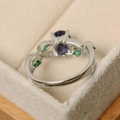 Anillo de compromiso de alejandrita de corte ovalado de 3,10 quilates con acabado en oro blanco de 14 quilates Foto 2 de 3