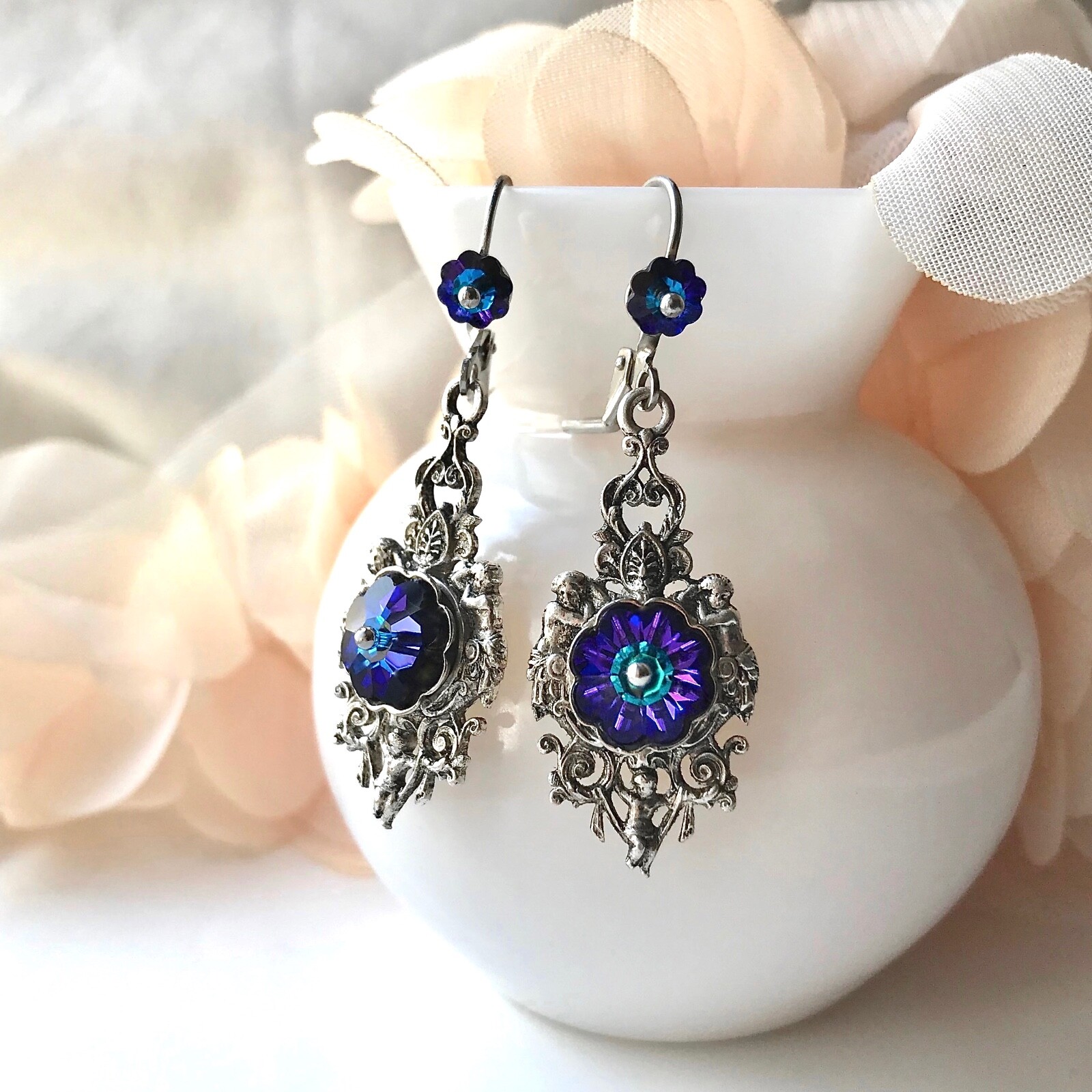 Boucles d'oreilles dormeuses rétro 3 anges argentés avec fleurs strass cristal - 2