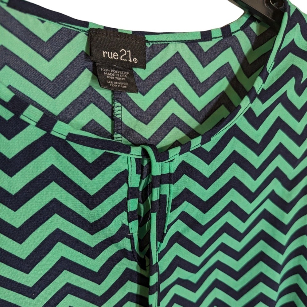 Rue 21 Chevron Print Size S Pullover Top 3/4 Sleeve Tie Neck image 4