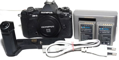 Olympus OM-D E-M5 Mark II mit Handgriff, Ladegerät und 2 Akkus;