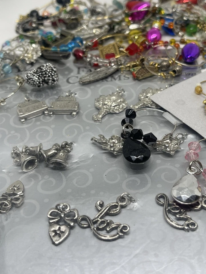 Lote de más de 80 + dijes de copa de vino muchos temas materiales mixtos metales fiesta Foto 2 de 4