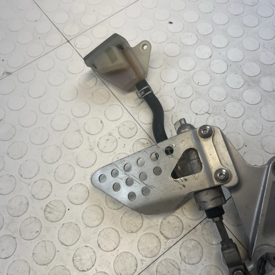 Conjunto de freno trasero Suzuki-GSXR600 2004-2005 OEM Foto 2 de 4