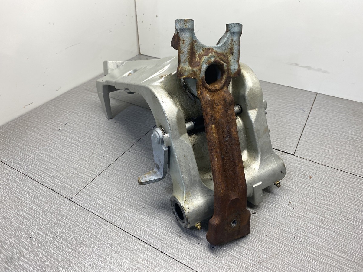 Honda BF90 EFI Swivel Stern Steering Shaft Case Bracket 50100-ZY9