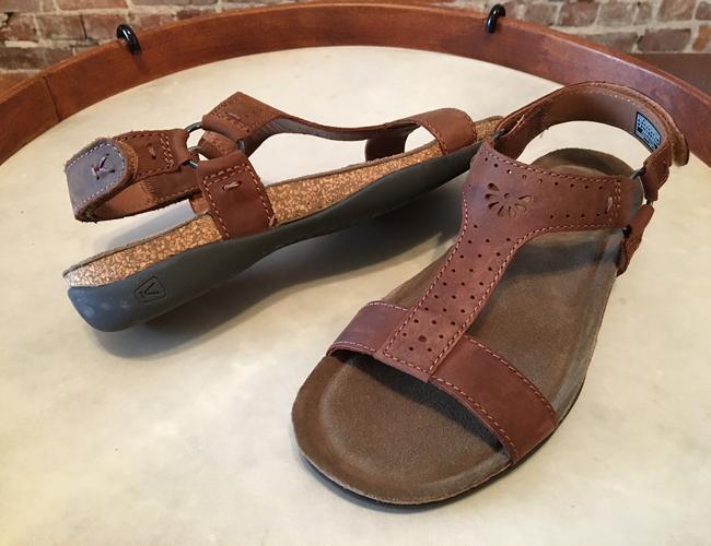 Sandali Keen Cafe Au Lait in pelle marrone Kaci Ana con cinturino a T da donna 10 5 41 NUOVI