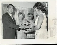 1976 Press Photo John Culbreath with the ladies at a reception in Spring Hill